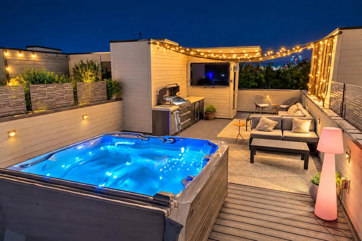 11 Beds Hot Tub Game Room Rooftop Grill - Hotel with Bathtub in Nashville
