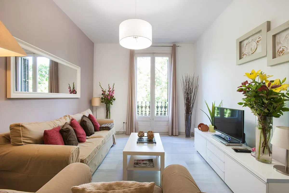 Barcelona central, modernist architecture +balcony - Hotel with Bathtub in Barcelona