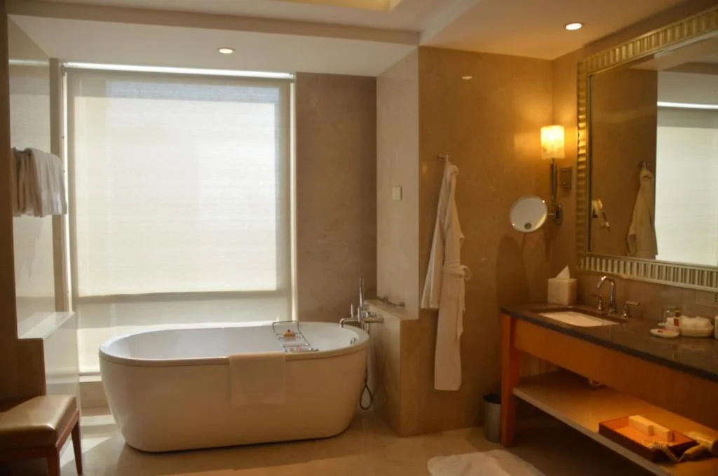 Four Seasons Hotel Mumbai, Worli - Hotel with Bathtub in Mumbai