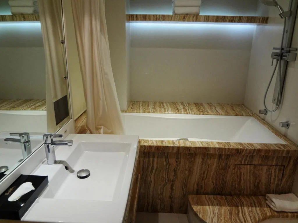 Hotel Bawa Continental, Juhu - Hotel with Bathtub in Mumbai