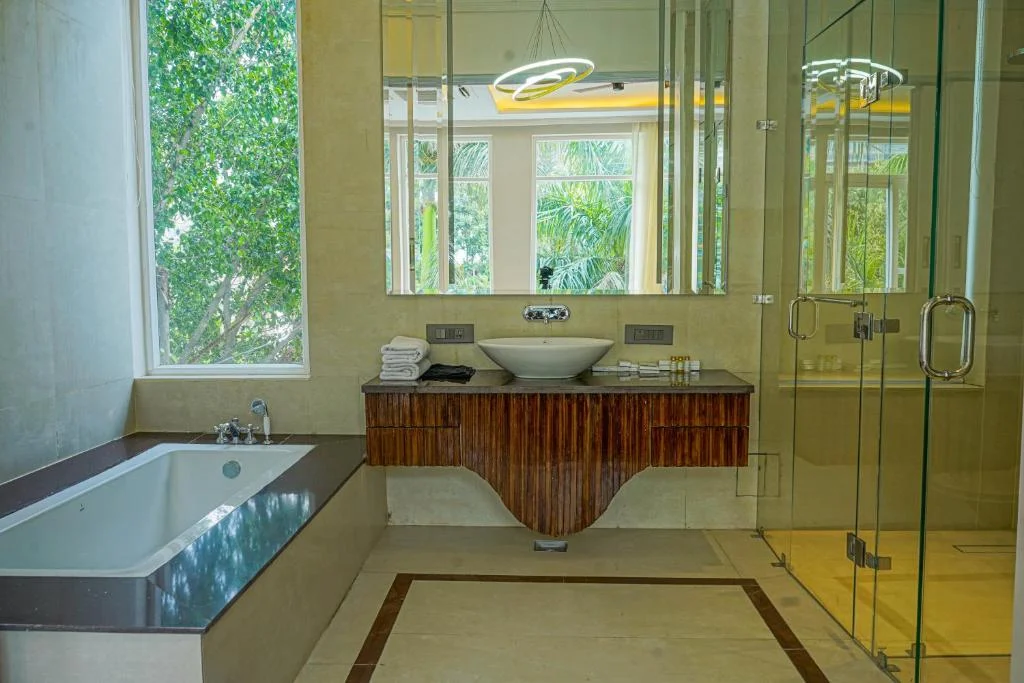 Hotel The Narayana Sanctuary Luxe Poolside Suites By Salvus - Hotel with Bathtub in Rishikesh