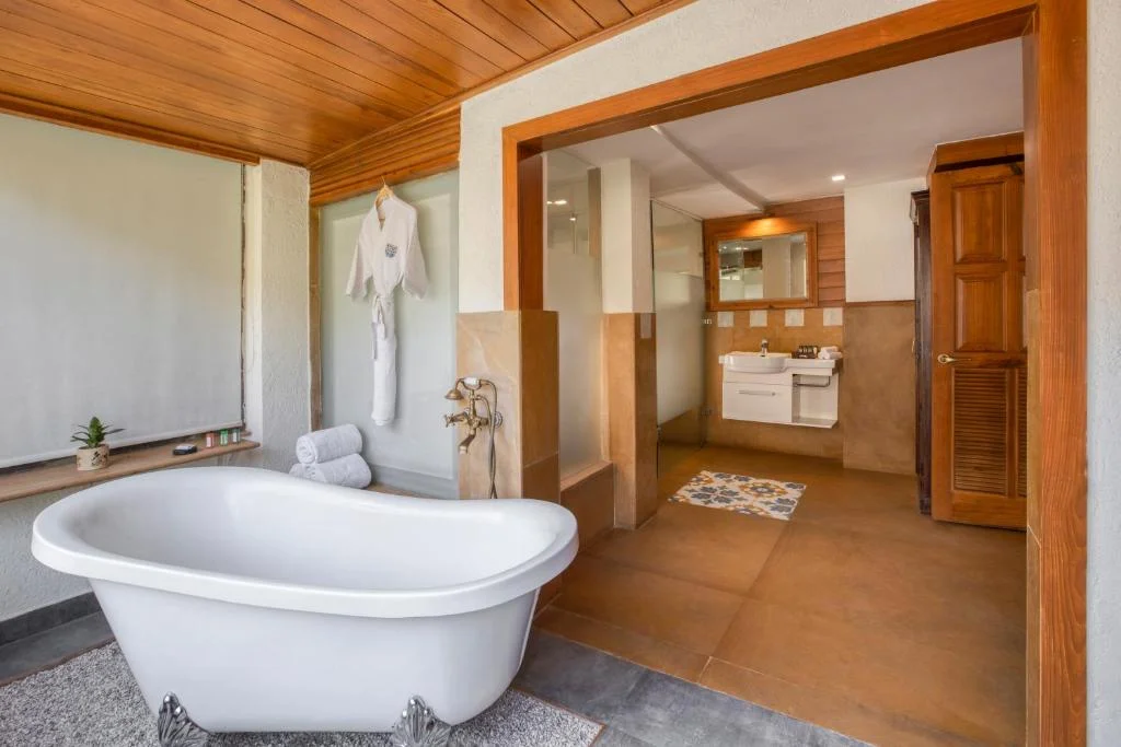 Hotel Room Raga On The Ganges - Hotel with Bathtub in Rishikesh