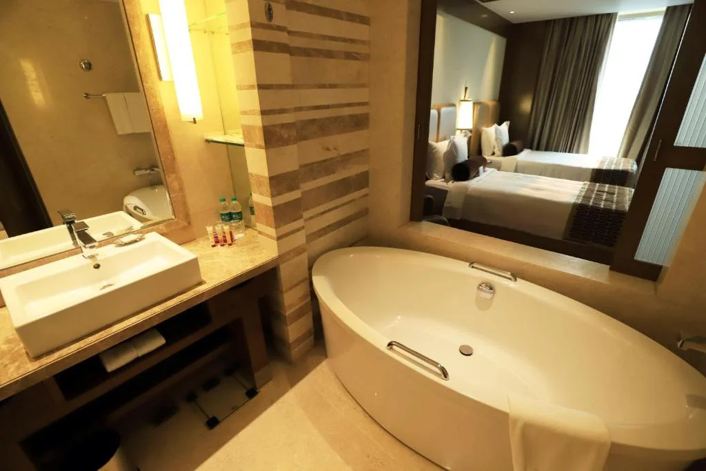 Hotel Classic Crowne Near Yashobhoomi Centre Dwarka - Hotel with Bathtub in Delhi