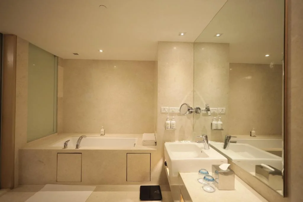 Holiday Inn Mumbai International Airport, an IHG Hotel - Hotel with Bathtub in Mumbai