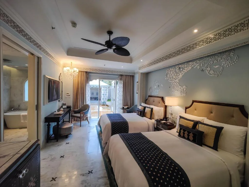 The Leela Palace - Hotel with Bathtub in Jaipur