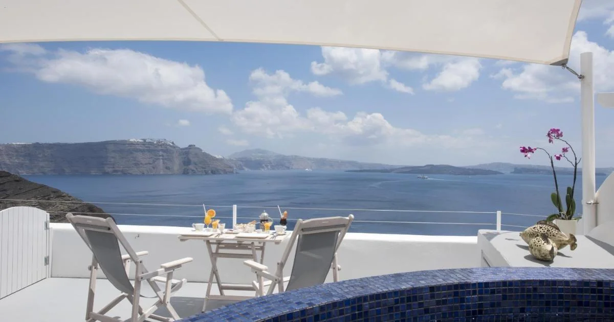 Ambition Suites with private bathtub in Santorini