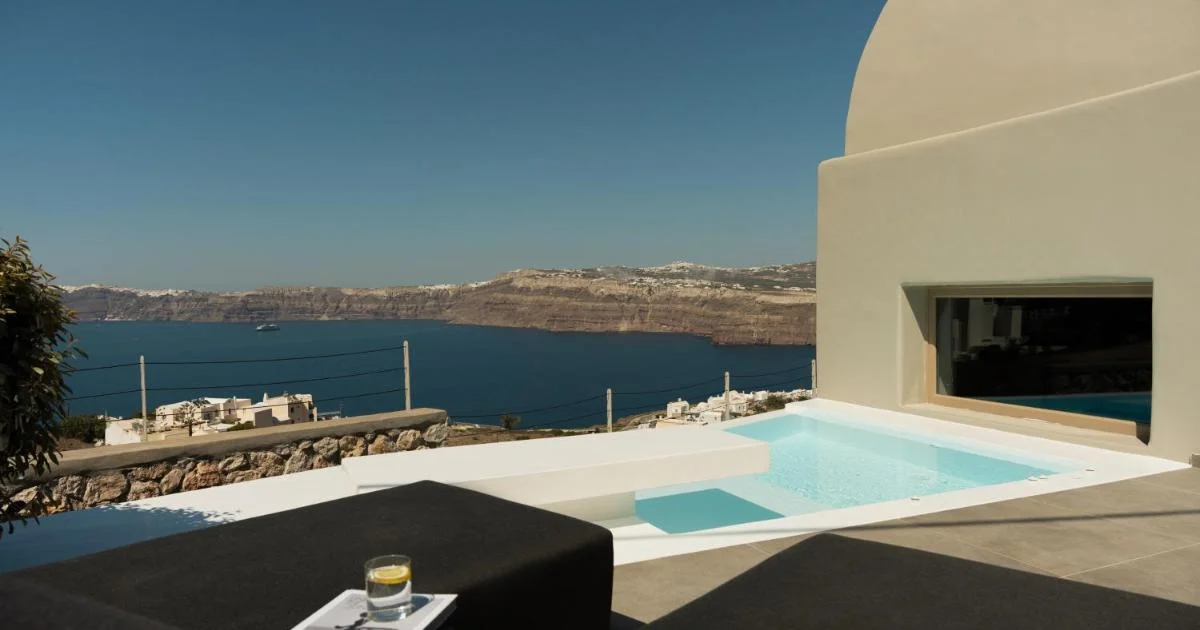 Black Diamond Suites with private bathtub in Santorini