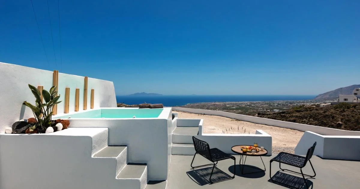 Lackos Luxury Suites with private bathtub in Santorini