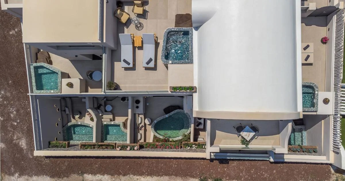 The Cosmopolitan with private bathtub in Santorini