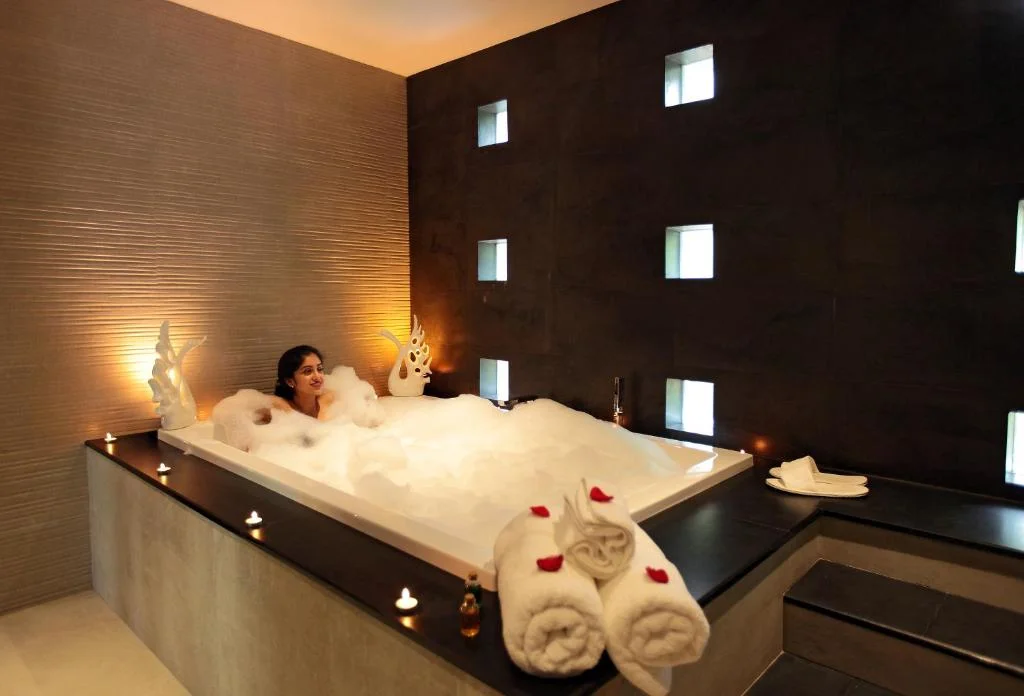 Best Bathtub Resorts in Munnar with Private Jacuzzi and Valley Views (Honeymoon Guide)
