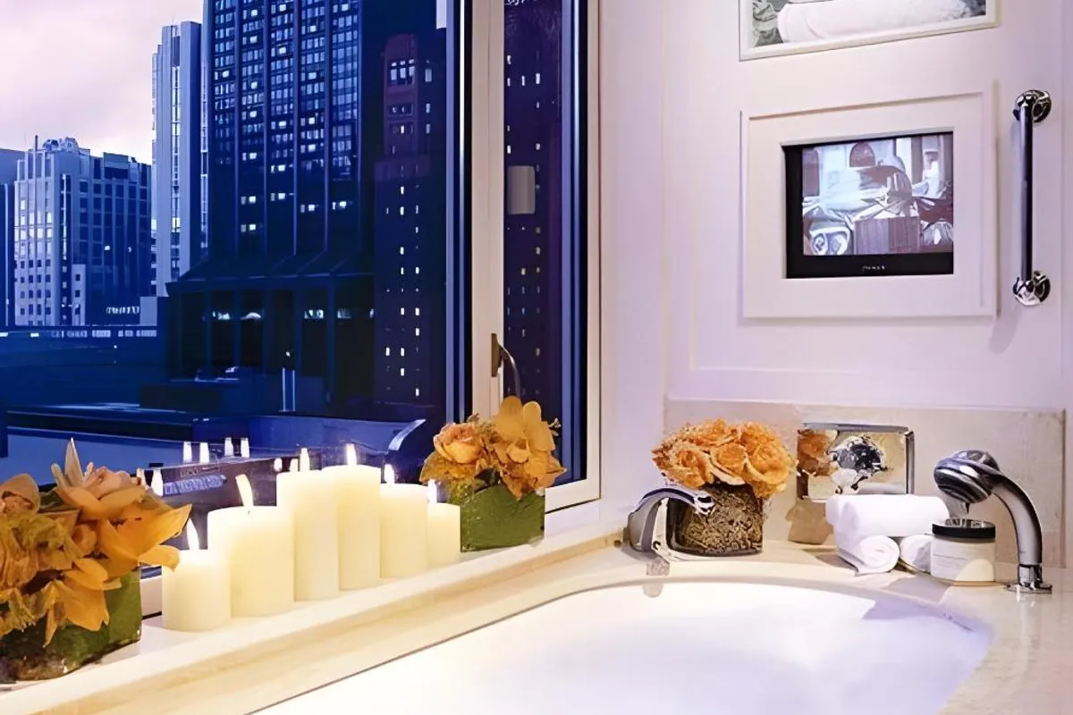 The Peninsula Chicago - Hotel with Bathtub in Chicago
