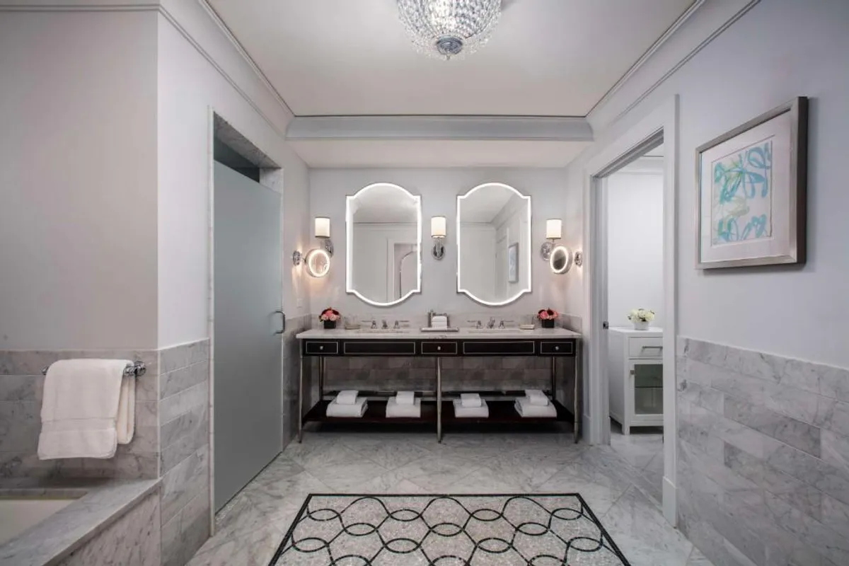 Waldorf Astoria Chicago - Hotel with Bathtub in Chicago