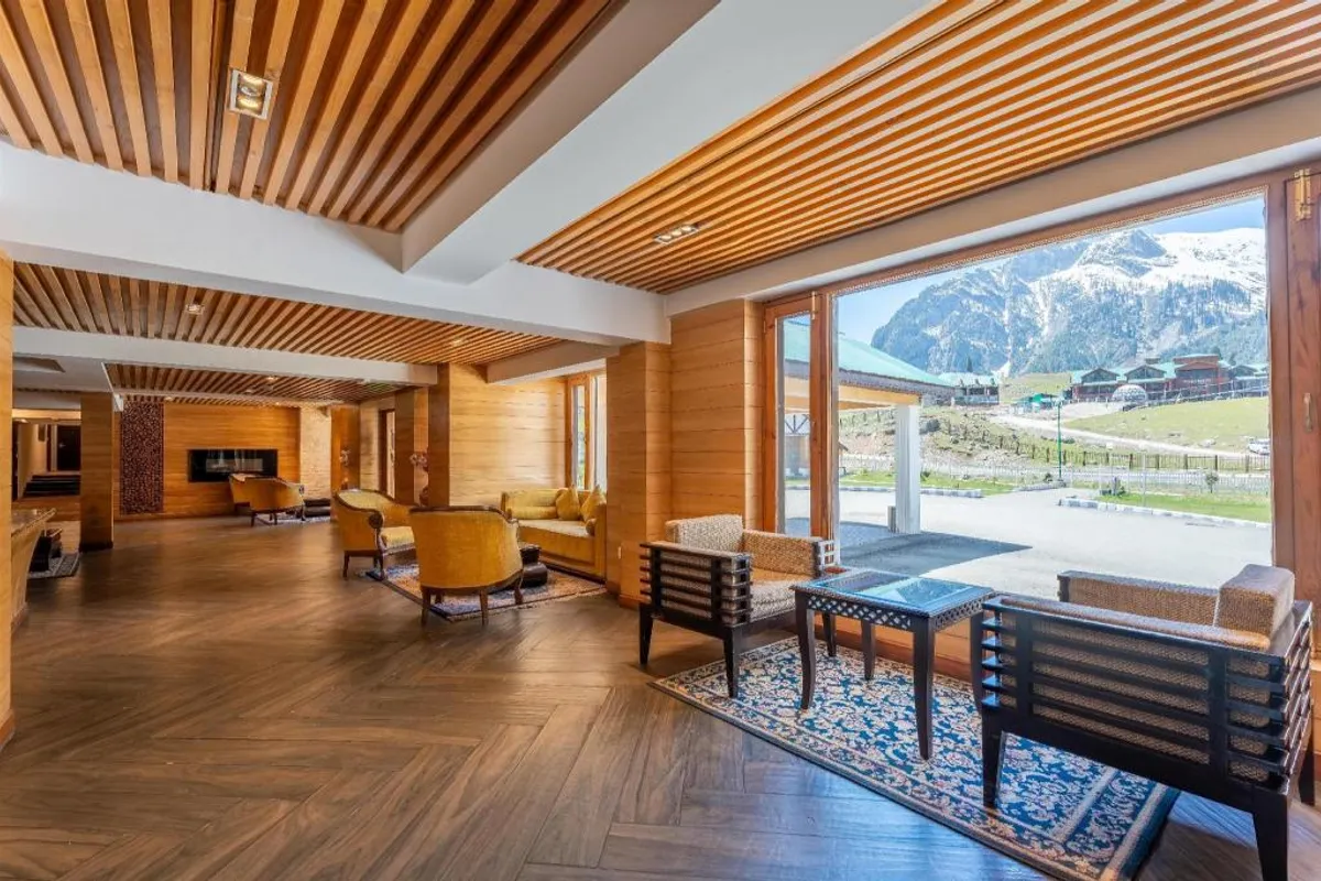 Country Inn & Suites by Radisson Sonamarg bathroom and tub space
