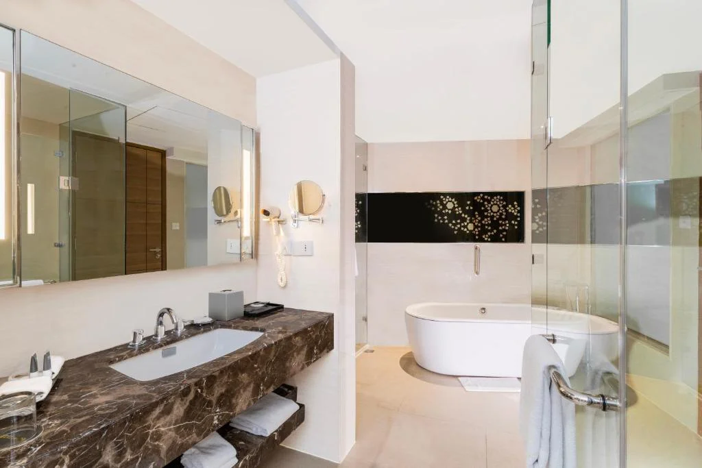 Courtyard by Marriott Agra, Fatehabad Road - Hotel with Bathtub in Agra