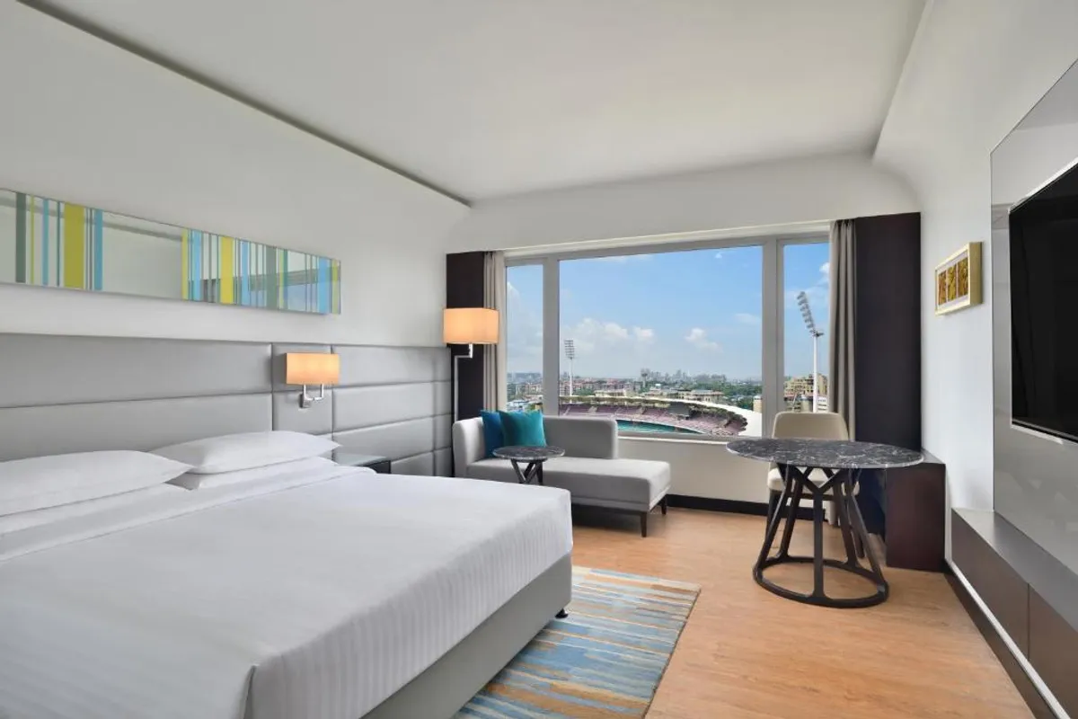 Courtyard by Marriott Navi Mumbai bathroom and tub space