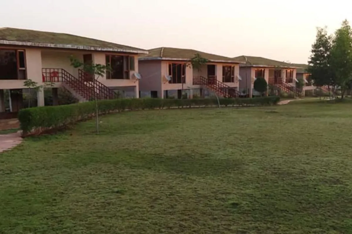 Dandami Luxury Resort Chitrakote bathroom and tub space