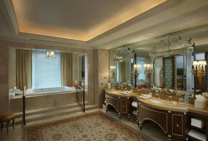 The Leela Palace New Delhi - Hotel with Bathtub in Delhi