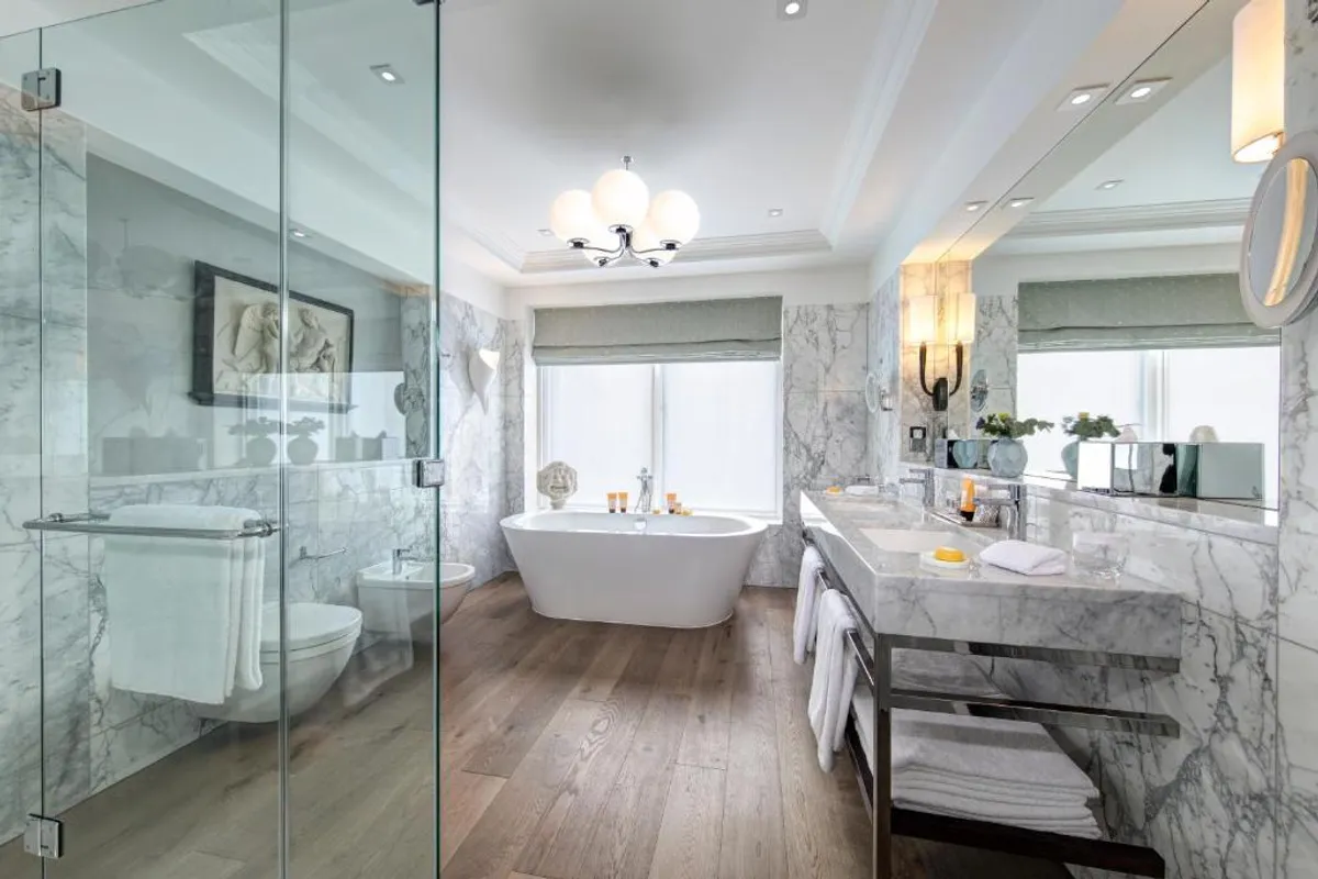 Hotels with private bathtubs in Edinburgh, UK