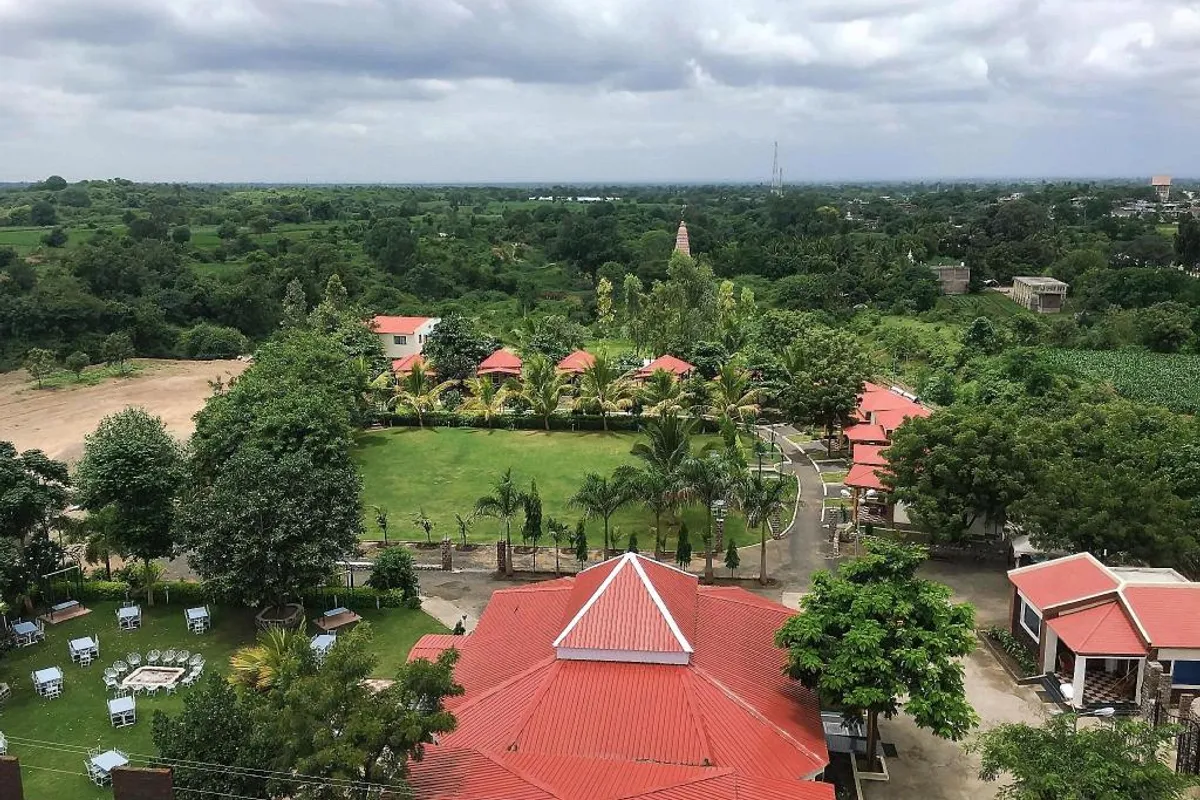 Ellora Heritage Resort bathroom and tub space