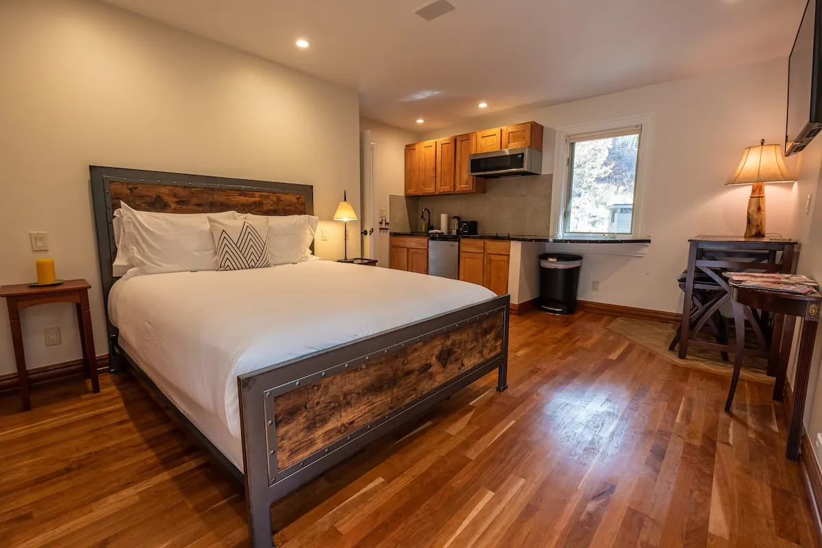 Exquisite Creekside Suite in the Heart of Aspen #1 - Hotel with Bathtub in Aspen
