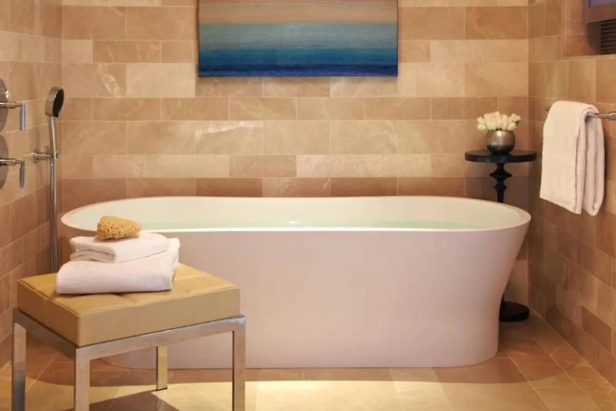 Hotels with private bathtubs in Baltimore, USA