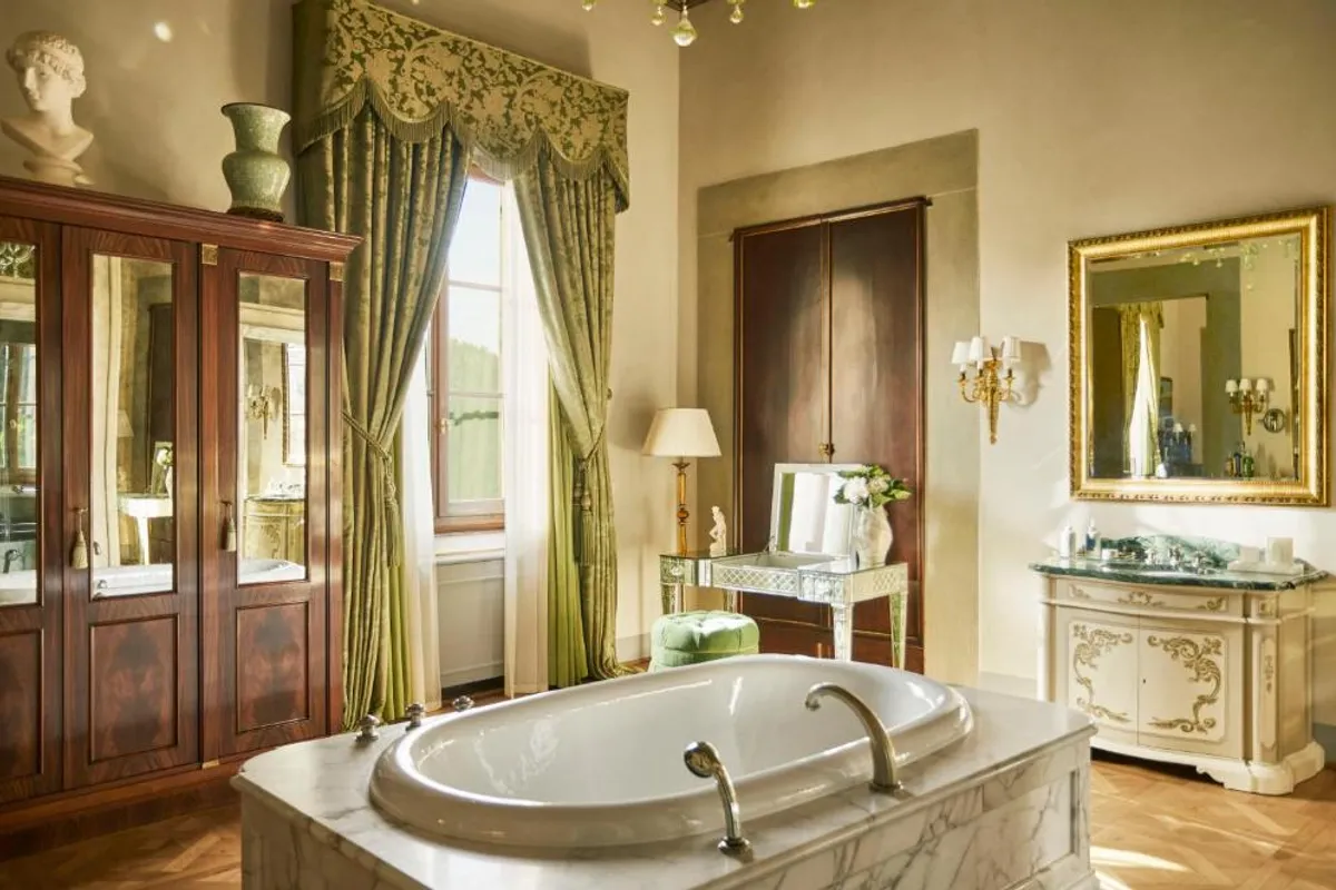 Hotels with private bathtubs in Florence, Italy