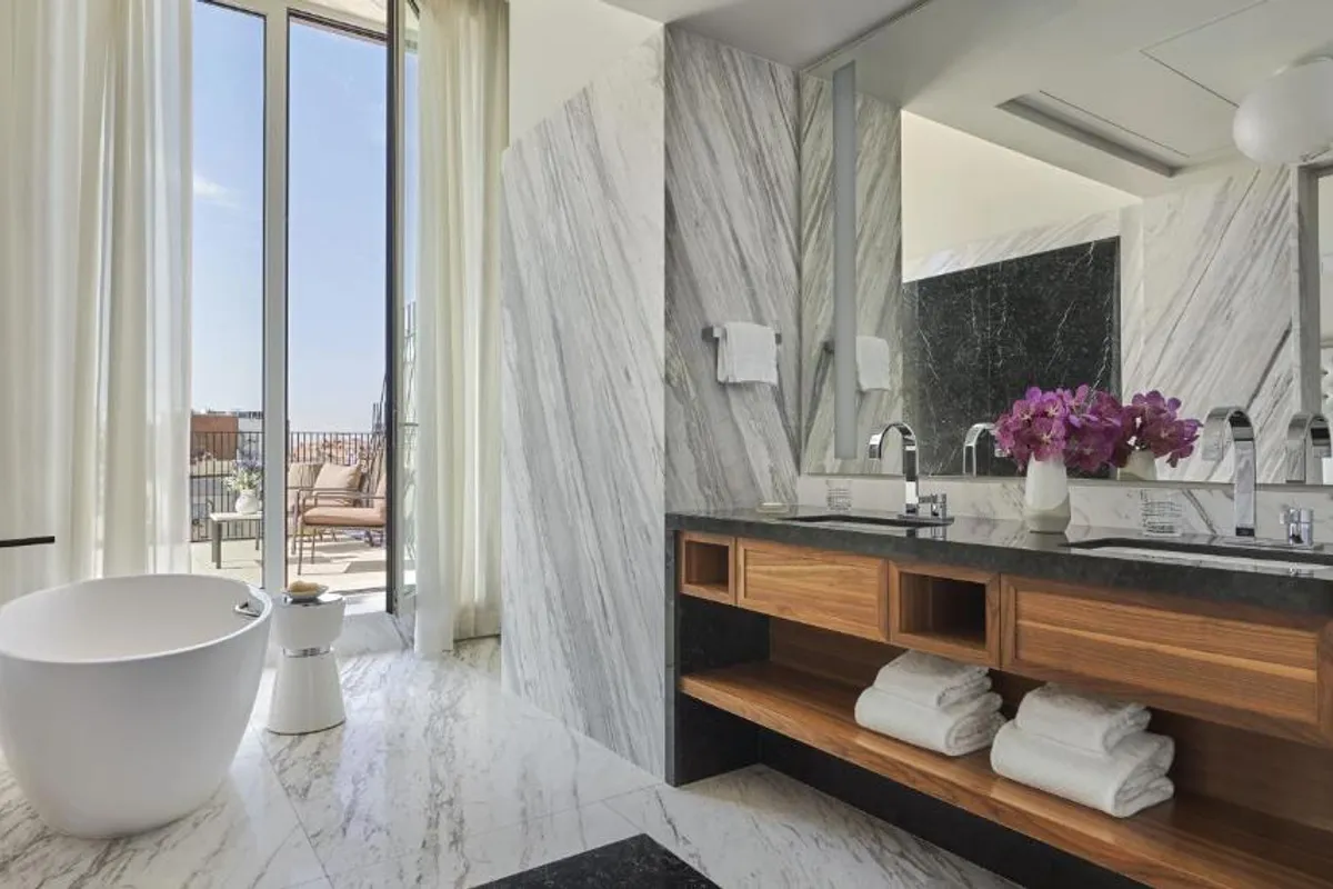 Hotels with private bathtubs in Madrid, Spain