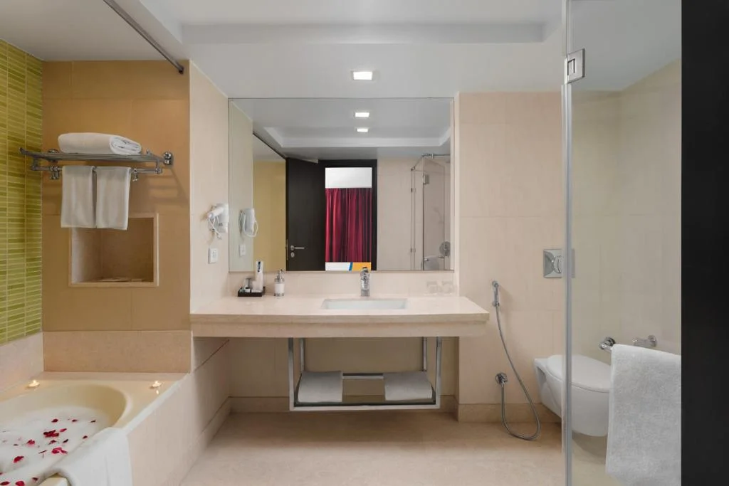 Golden Tulip Sector 29 - Hotel with Bathtub in Gurgaon