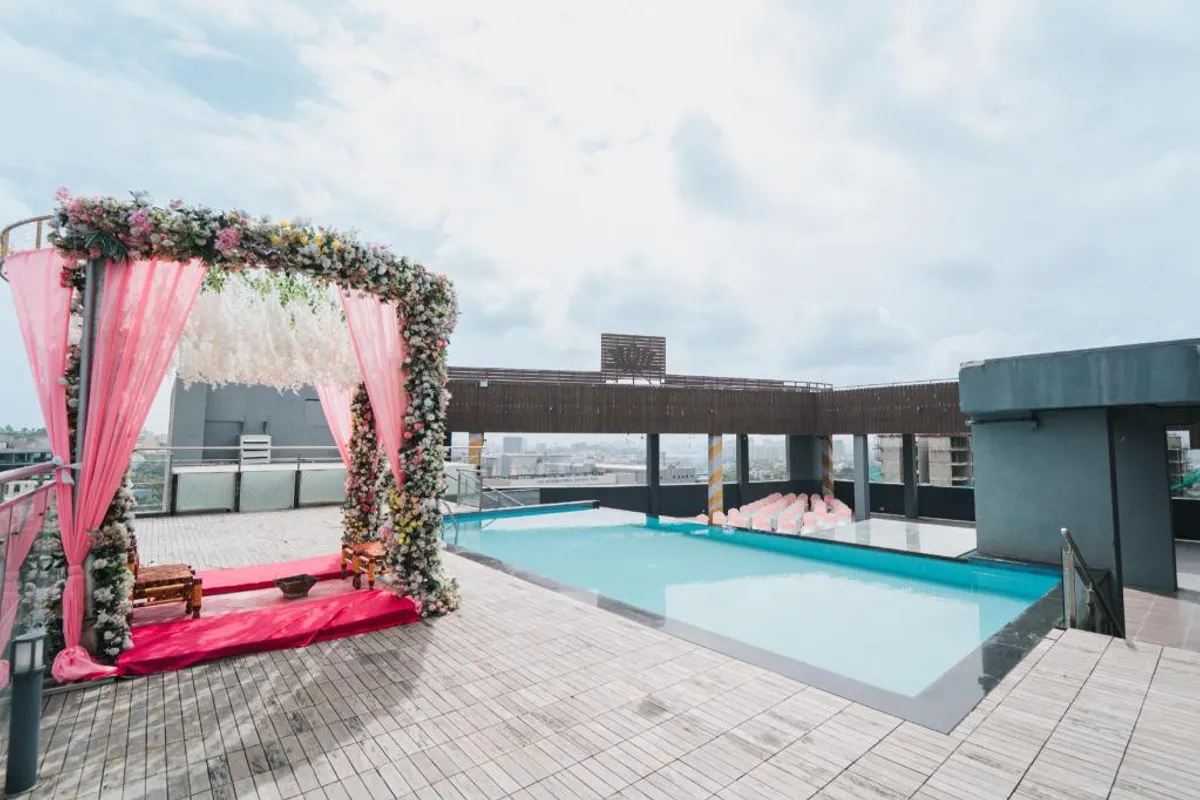 Grand Tamanna Hotel Trimbakeshwar bathroom and tub space