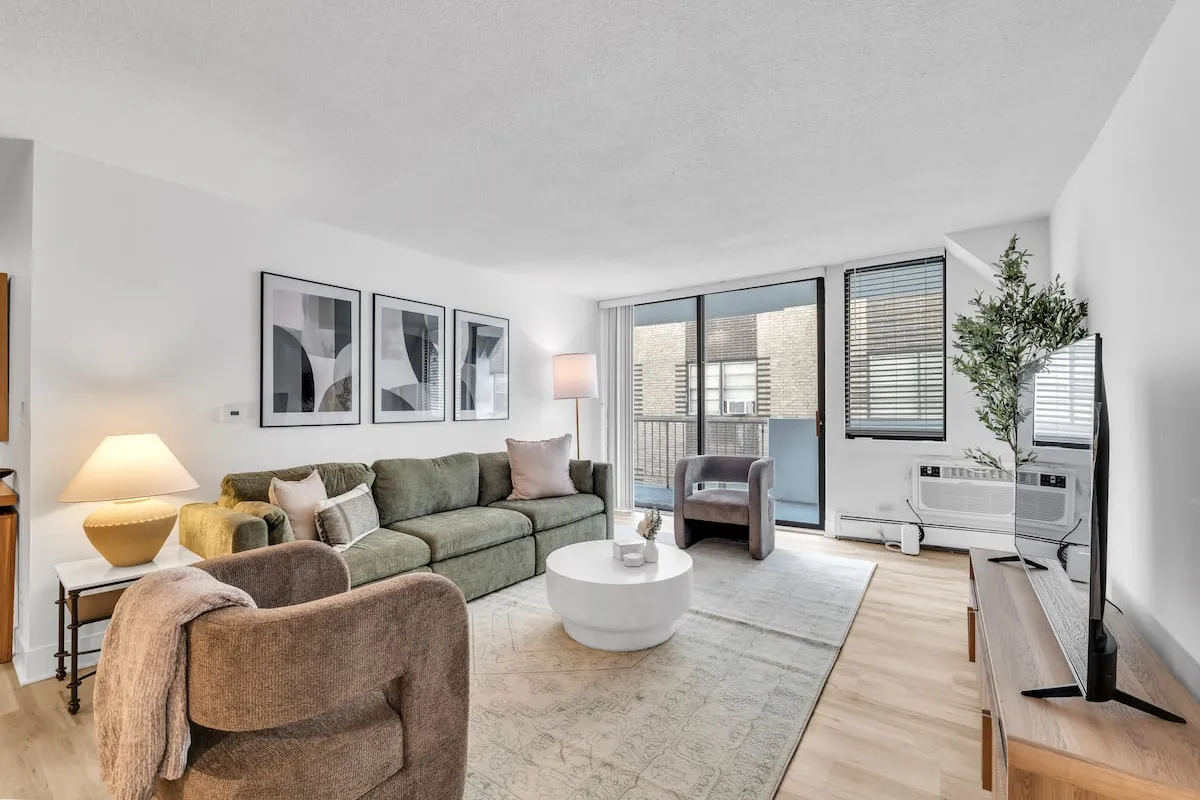 Guest Favorite Stay in Oak Park| In Unit Laundry - Hotel with Bathtub in Chicago