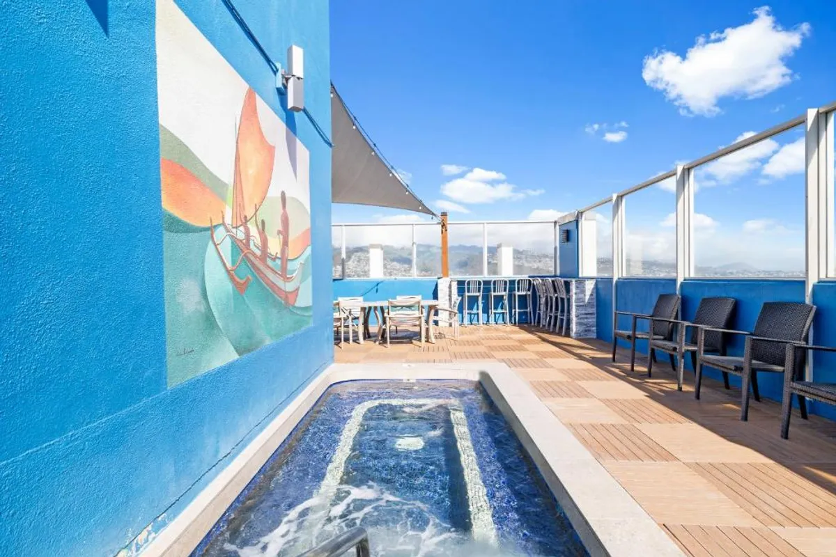 Hotels with private bathtubs in Honolulu, USA