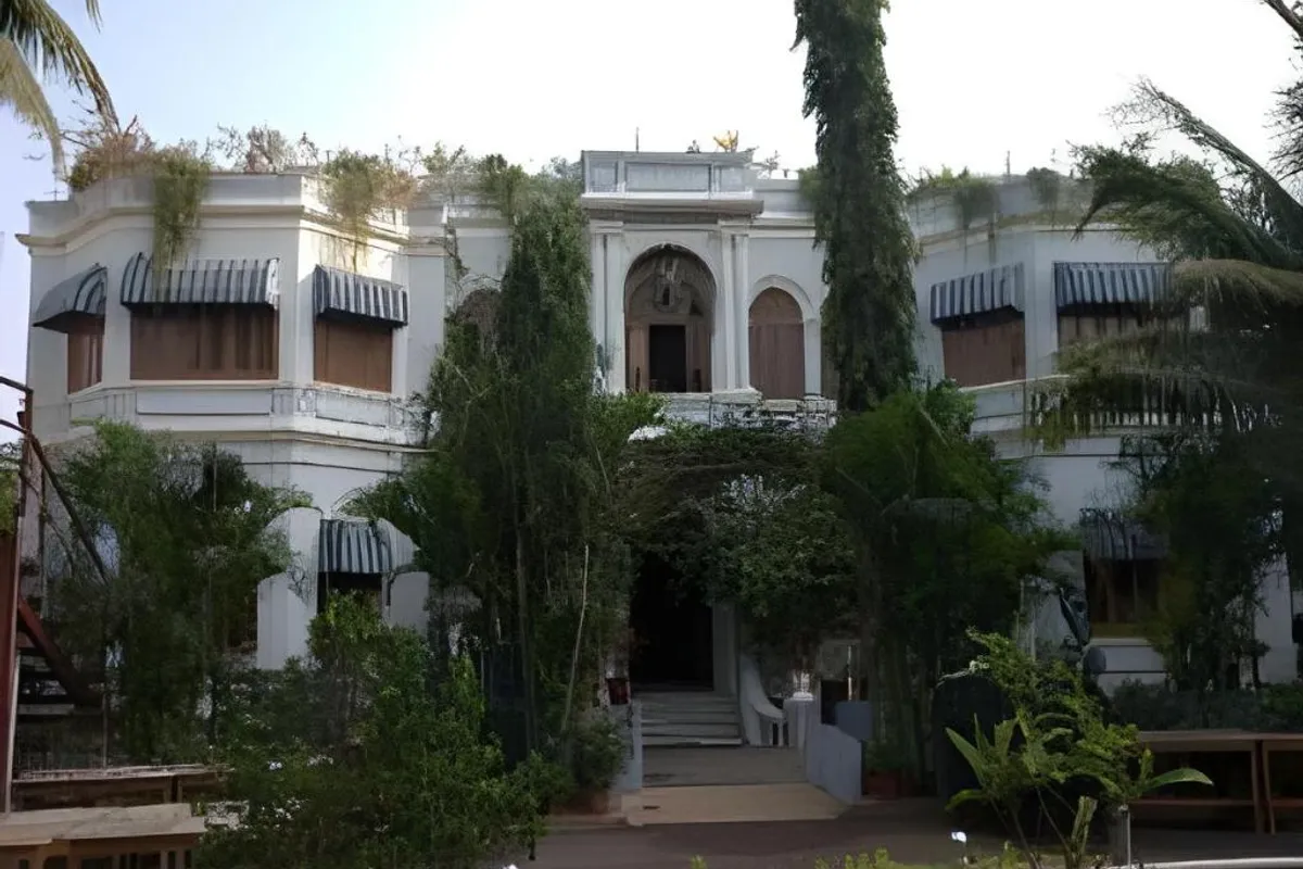 Hotel Aram Jamnagar bathroom and tub space