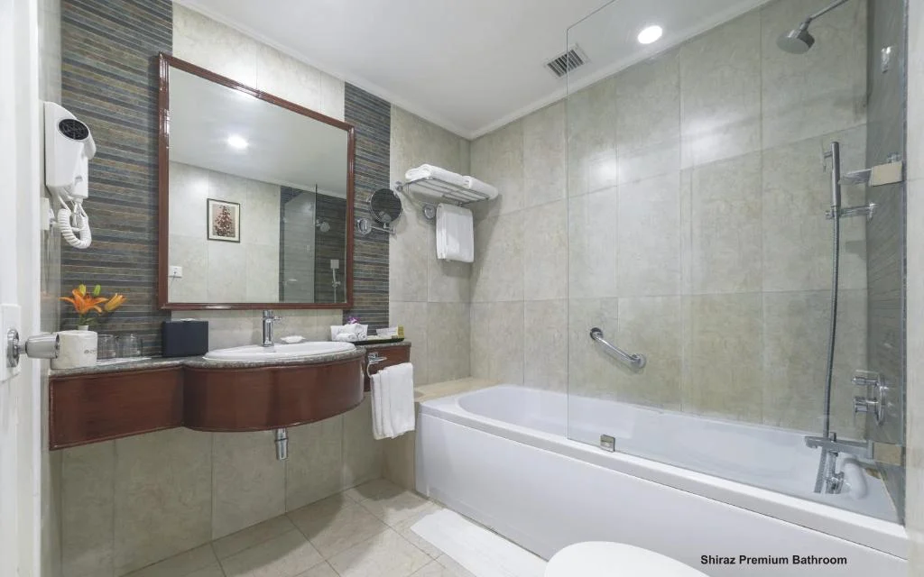 Hotel Clarks Shiraz Agra, Idgah - Hotel with Bathtub in Agra