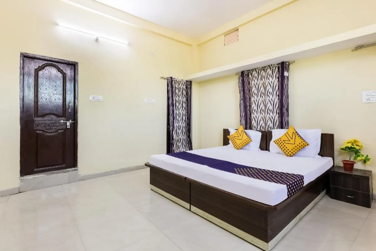 Hotel Narmada Palace Omkareshwar bathroom and tub space