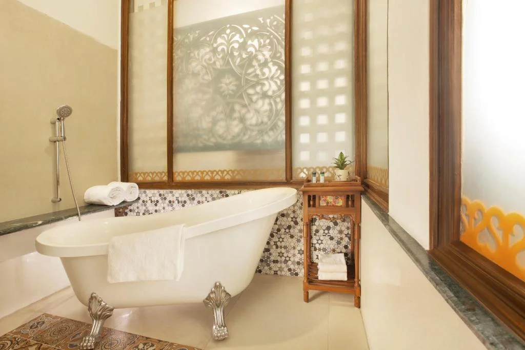 Hotel Raga On The Ganges - Hotel with Bathtub in Rishikesh