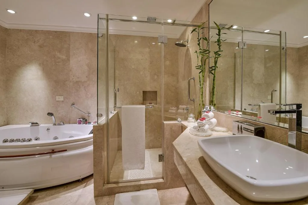 The LaLiT Ashok Bangalore, Kumara Krupa High Grounds - Hotel with Bathtub in Bangalore