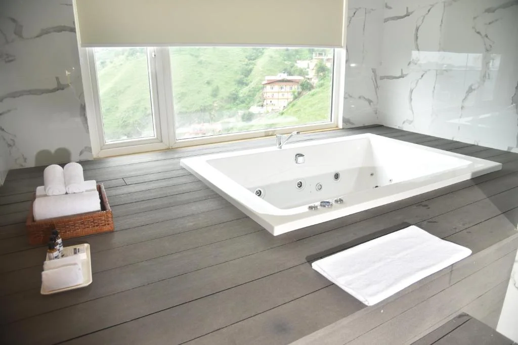 5 Best Hotels in Shimla for Honeymoon with Bathtubs and Jacuzzis (2026)
