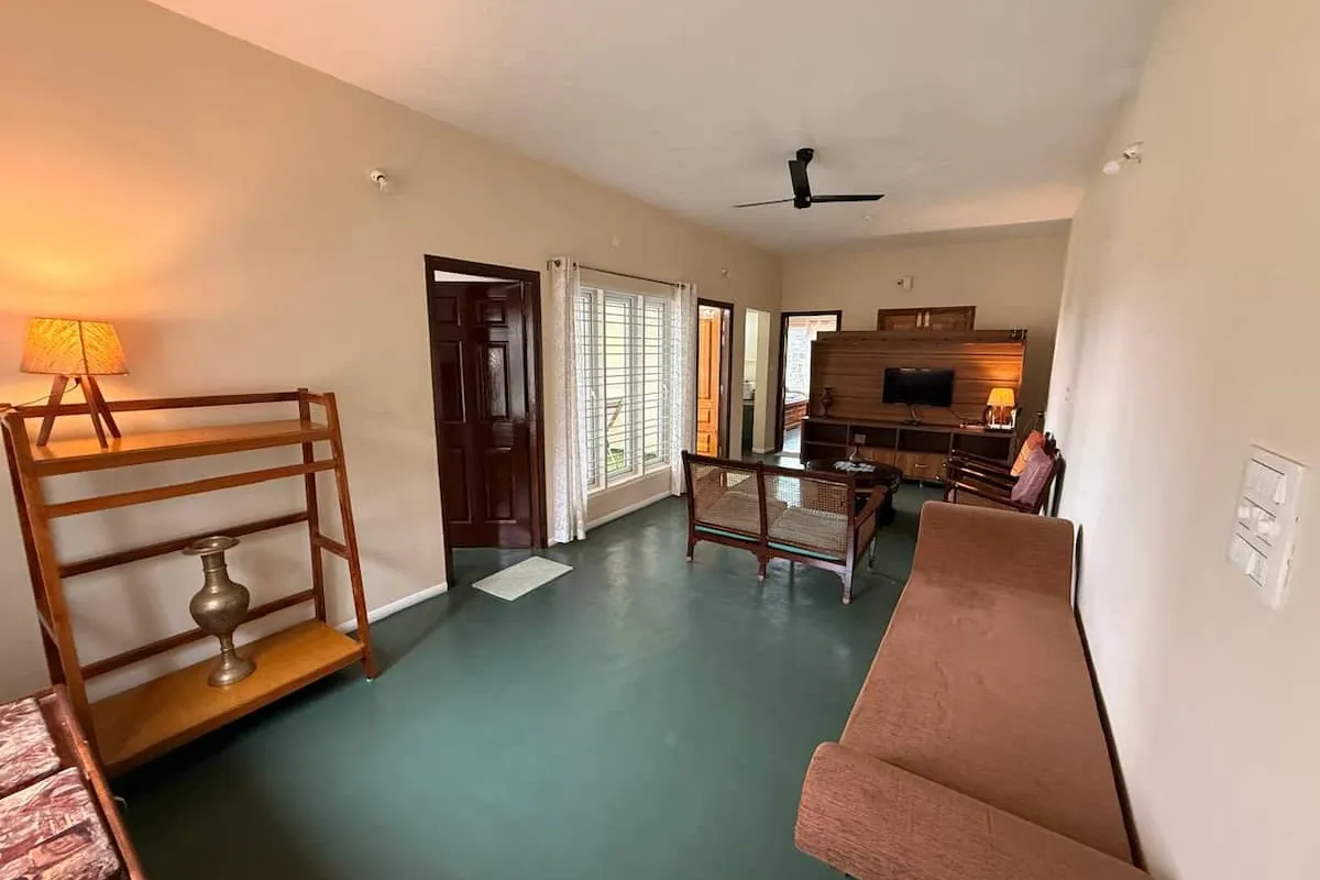 JUNE โ Pet Friendly Madikeri Town Home - Hotel with Bathtub in Coorg