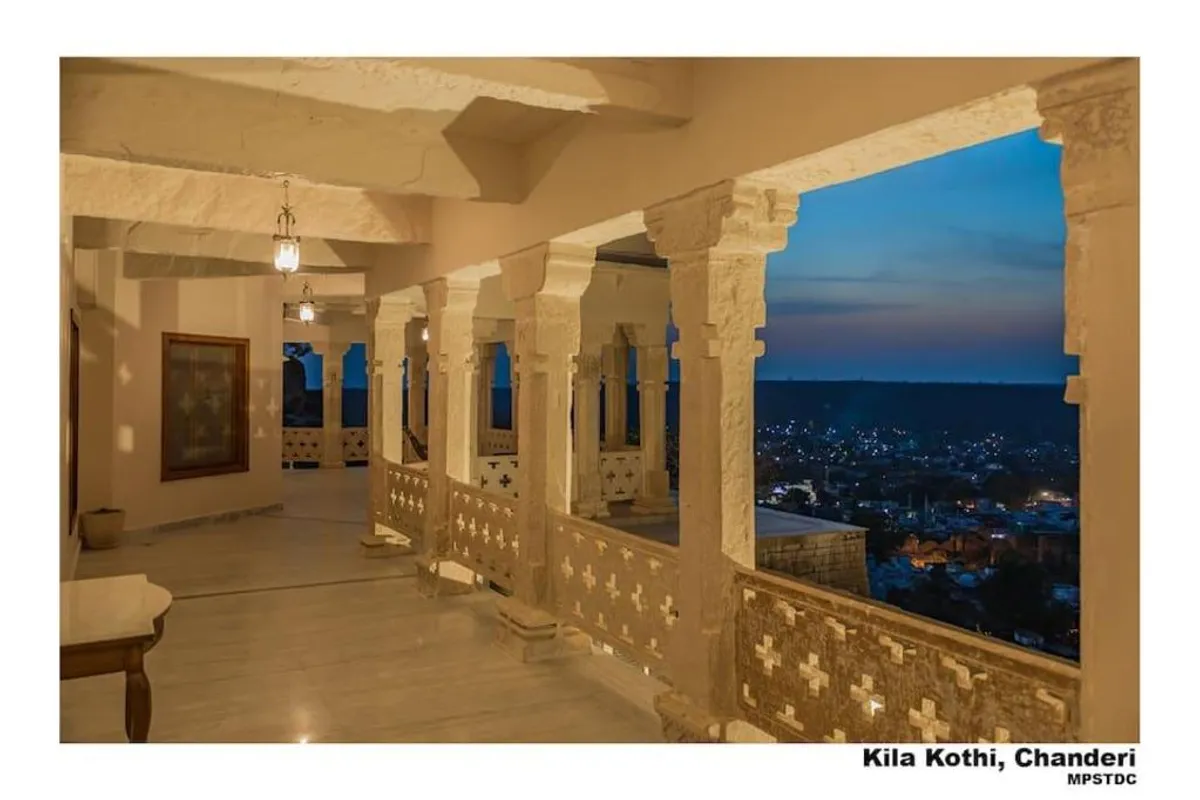 Kila Kothi Heritage Stay Chanderi bathroom and tub space