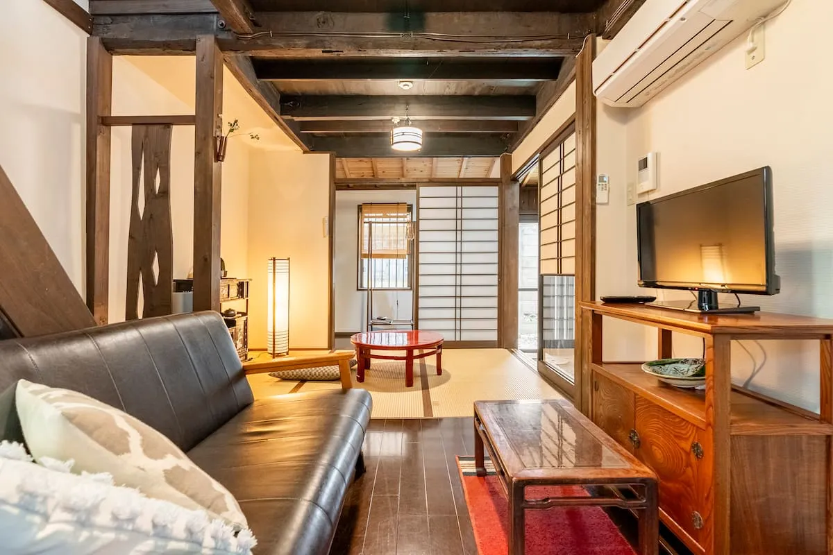"Kyoto's Inn Kansuke" is a 1-building rental townhouse located 5 minutes on foot from Keihan Kiyomiz - Hotel with Bathtub in Kyoto