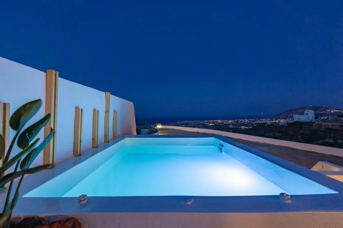 Lackos Luxury Suites - Hotel with Bathtub in Santorini