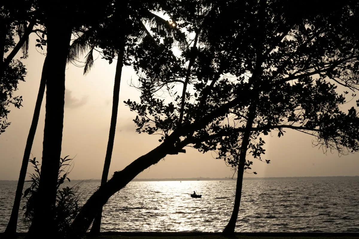 Lakeside Heritage Stay W/ Garden & Sitting Area - Hotel with Bathtub in Alleppey