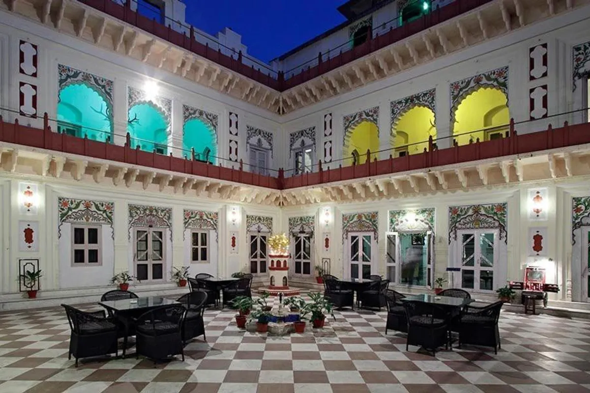 Laxmi Vilas Palace Heritage Hotel bathroom and tub space