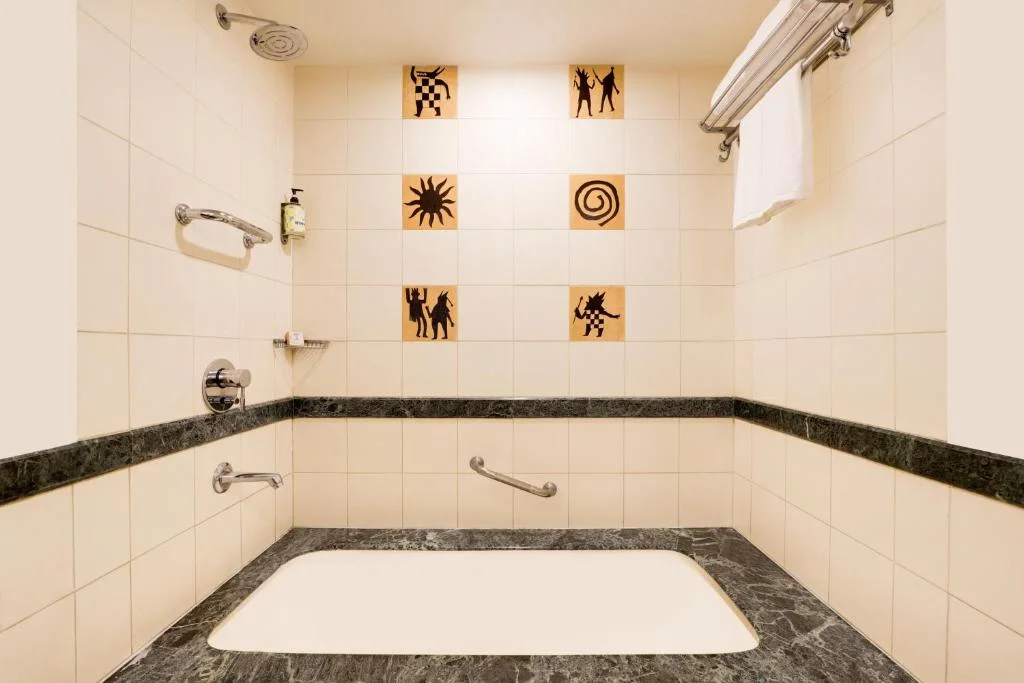 Lemon Tree Hotel Bathtub In Room - Hotel with Bathtub in Indore