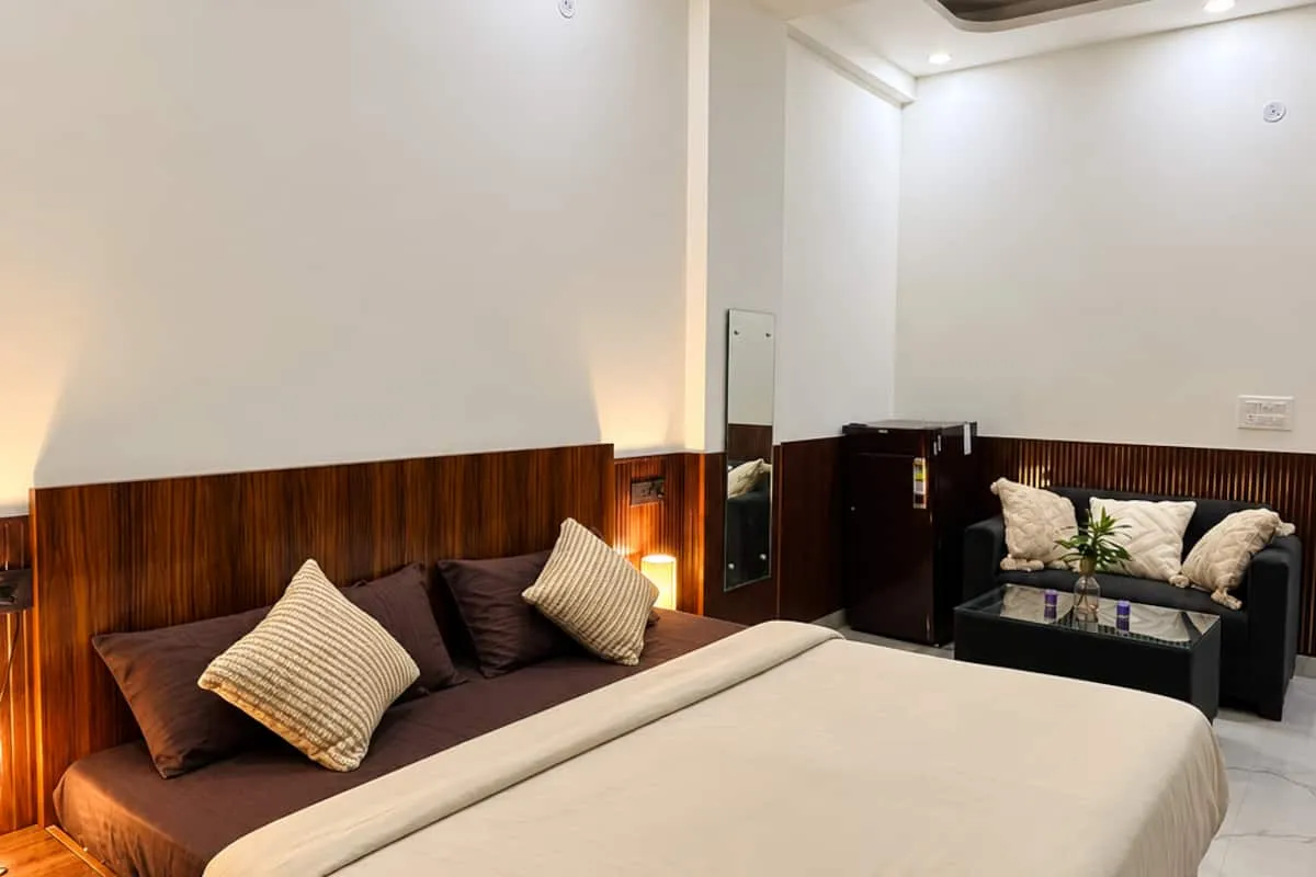 Livora- Luxe Studio near Medanta Hospital Sec 39 - Hotel with Bathtub in San Francisco