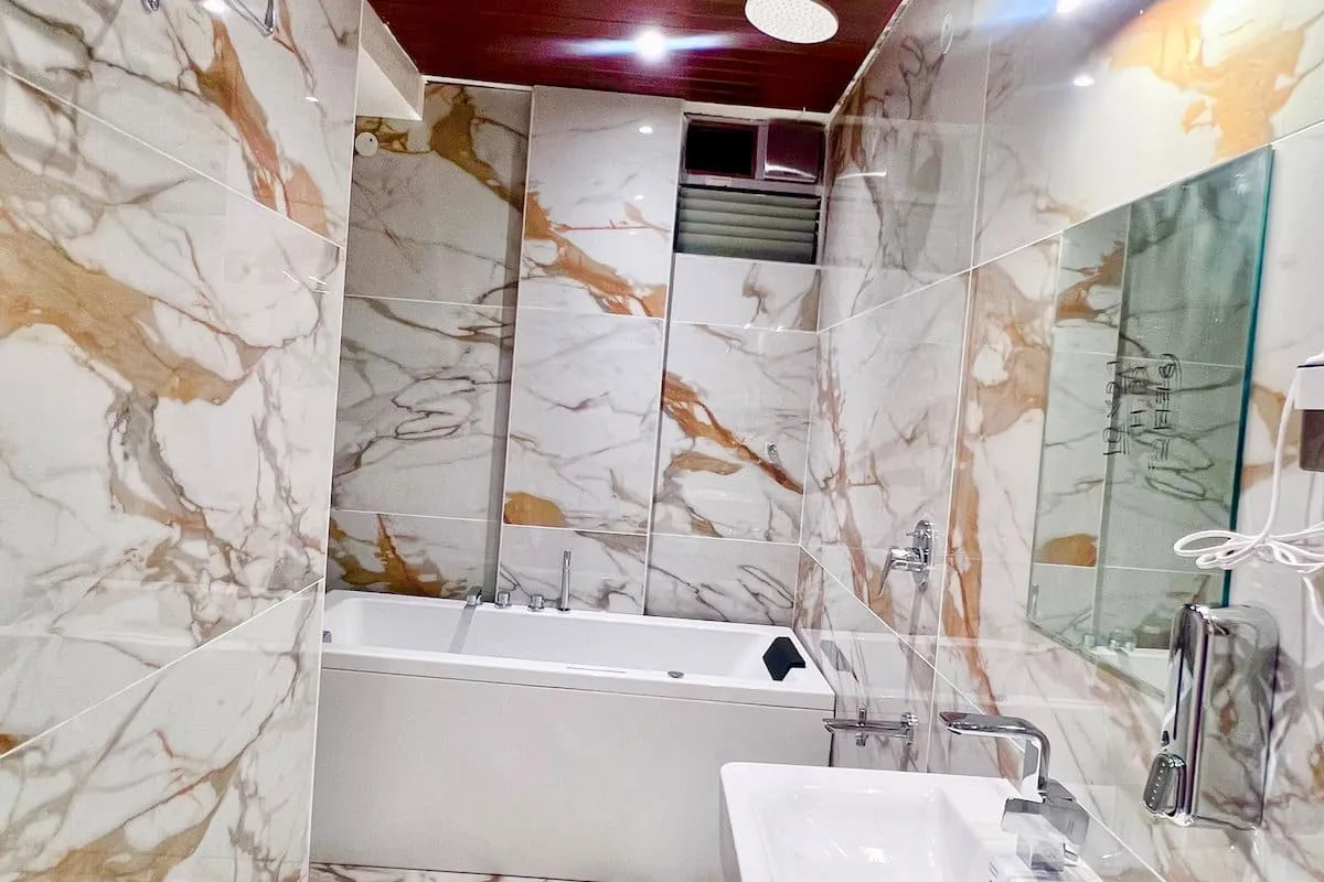 Top Hotels with Bathtubs in Bangalore for Couples: Best Staycation Suites (2026)