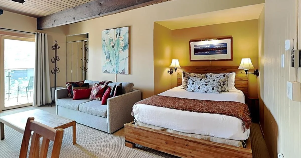 Timberline Condominiums Studio Standard Unit 216 with private bathtub in Aspen