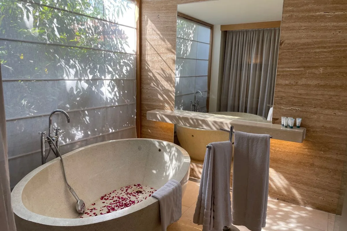 Hanging Gardens of Bali - Hotel with Bathtub in Bali