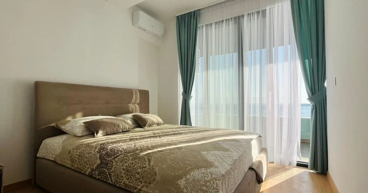 Rafailovici Beachfront Apartment - Hotel with Bathtub in Budva