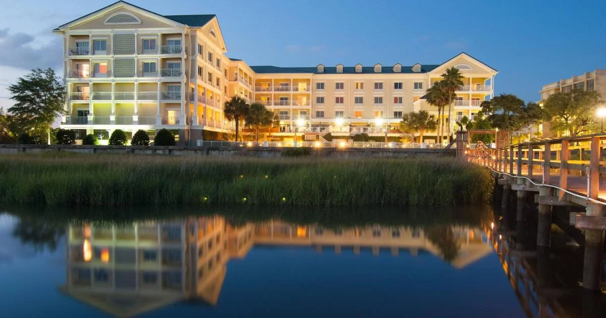 Courtyard Charleston Waterfront - Hotel with Bathtub in Charleston